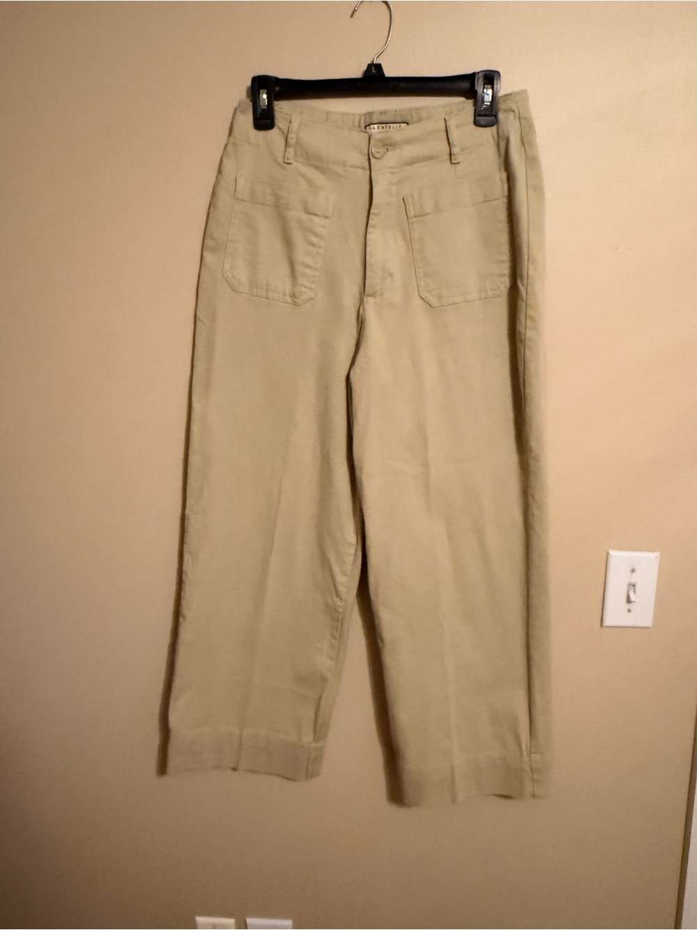 Bagatelle Wide Leg Crop
Pants Size 8 Tan High Rise
Stretch Utility Pockets
